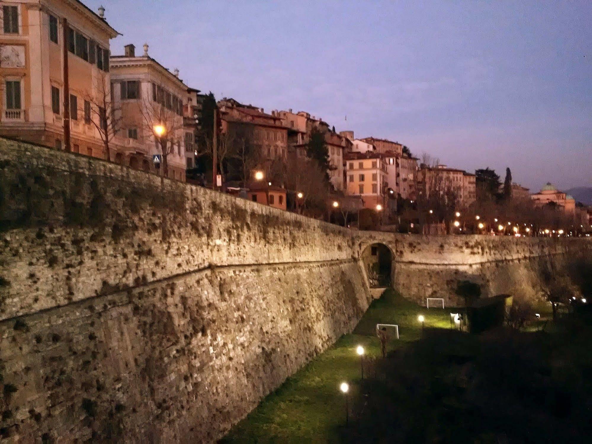 Antica Dimora Bed & Breakfast Bergamo Bagian luar foto