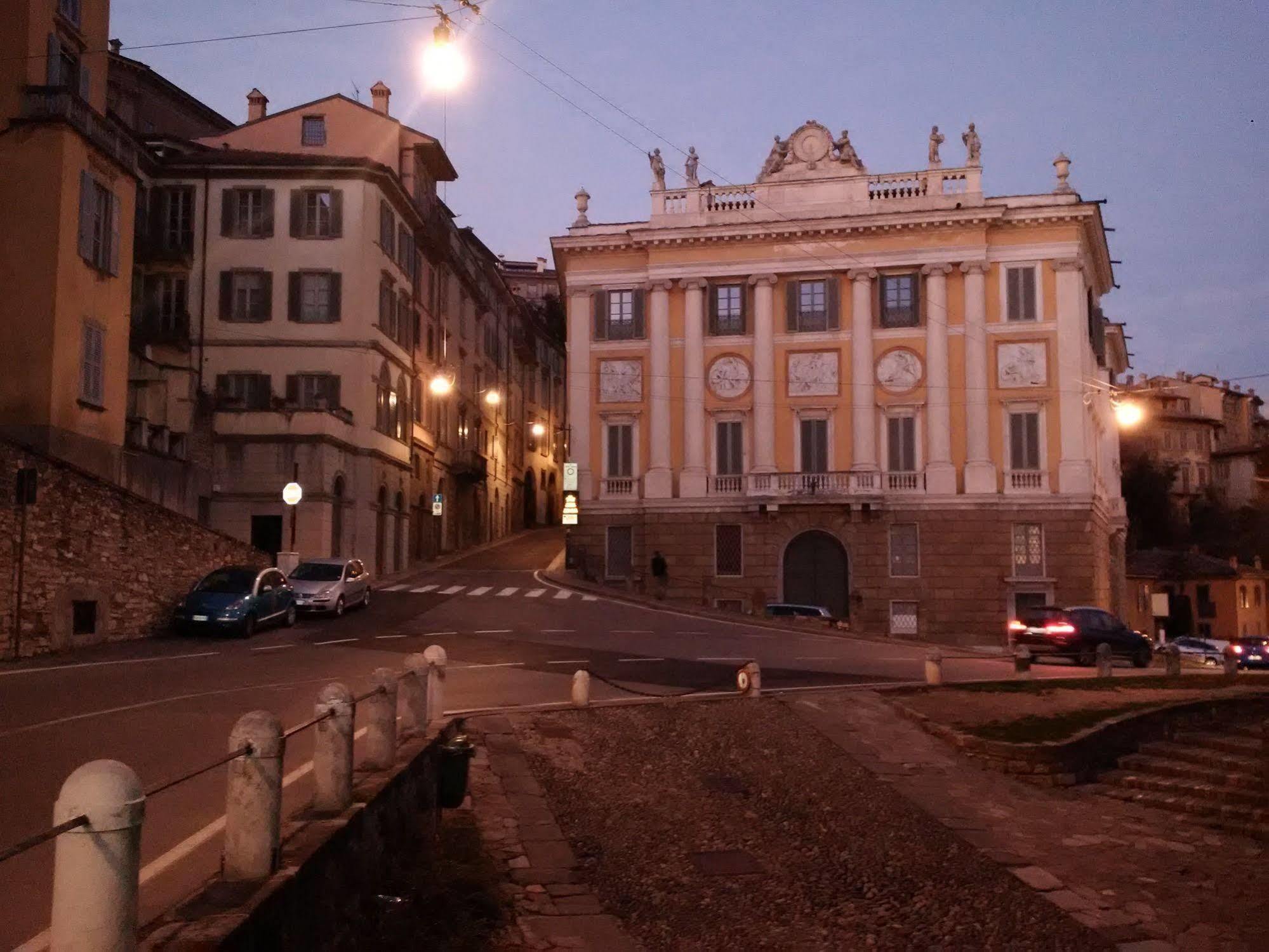 Antica Dimora Bed & Breakfast Bergamo Bagian luar foto